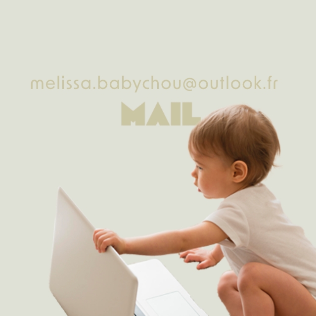 Bébé sur un ordinateur - suivre l'actualité des baby chou à la micro crèche via la page facebook @babychou